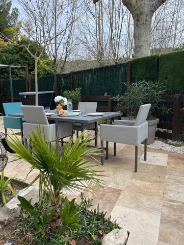 CALME ET MODERNE Appartement avec jardin, centre ville,