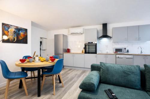 Le Trilou - By BEST KEYS - Triplex Totalement Climatisé 3 Chambres - Lit King Size - Smart TV Canal Plus & Amazon Prime - Cuisine Équipée - Télétravail - Proche Centre & Canal de Bourgogne - Check-in Autonome