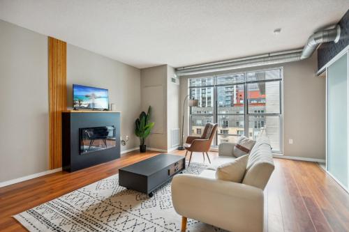 CozySuites 2BR Mill District with pool, gym # 01 in Minneapolis, USA