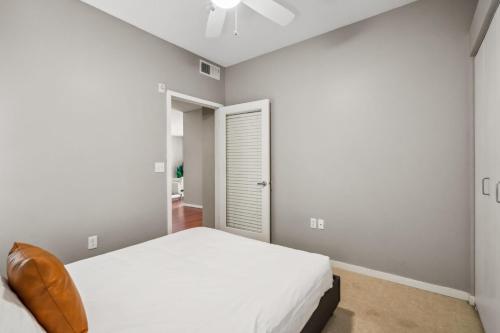 CozySuites 2BR Mill District with pool, gym # 01 in Minneapolis, USA