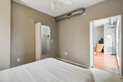 CozySuites 2BR Mill District with pool, gym # 01 in Minneapolis, USA