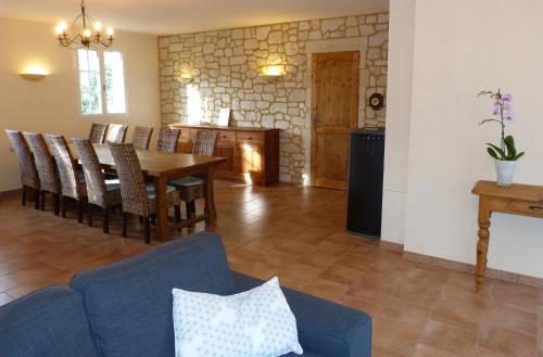 Koplietošanas atpūtas telpa ar TV, La Vergne in Saint-Martin-des-Combes
