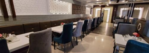Restaurant, Hotel Cosmos in Lucknow