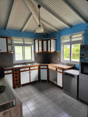 Haut de villa 100m2 avec piscine vue sur les saintes et la souffriere in Trois-Rivieres