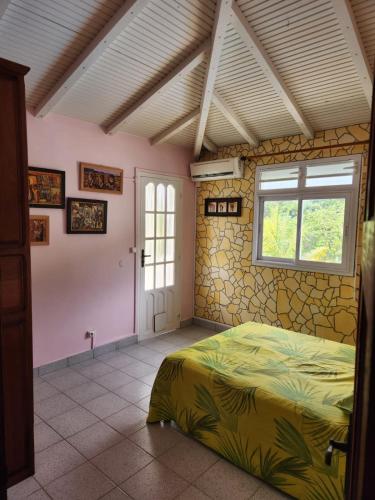 Haut de villa 100m2 avec piscine vue sur les saintes et la souffriere in Trois-Rivieres