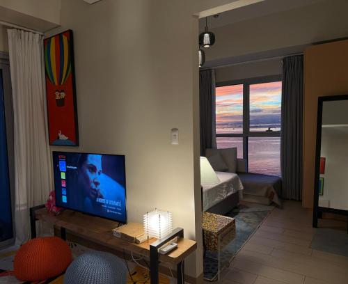 Luxurious Style Apartment cross to Okada and near City of Dreams, Solaire, MOA, and Airport, Manila