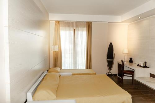 1 queen bed, 1 twin bed, 1 sofa bed