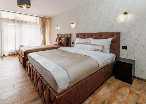 1 king bed, 1 twin bed, 1 sofa bed