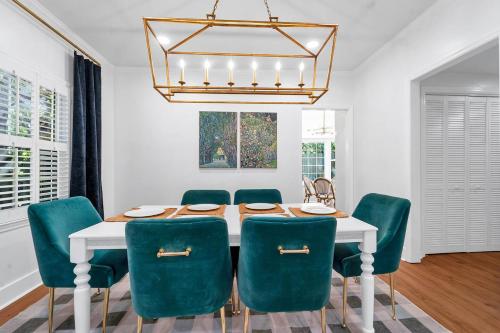 5 Beds 4 Bdrm 4 Bath 2 Laundry Rooms – khách sạn tại Summerville