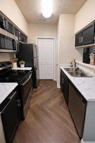 Kitchen, Modern Comfort Stay ,Relax and Recharge in Carrollton