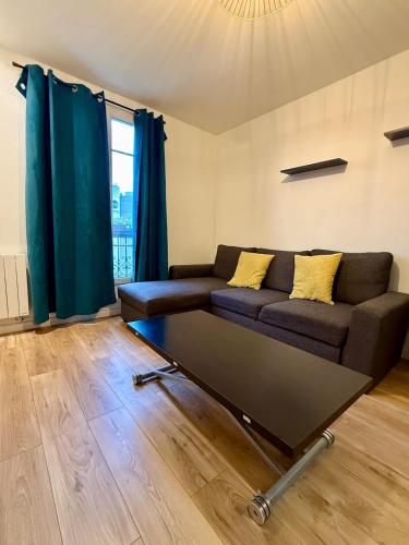 Modern Bright 2 bedroom Apartment Paris 17