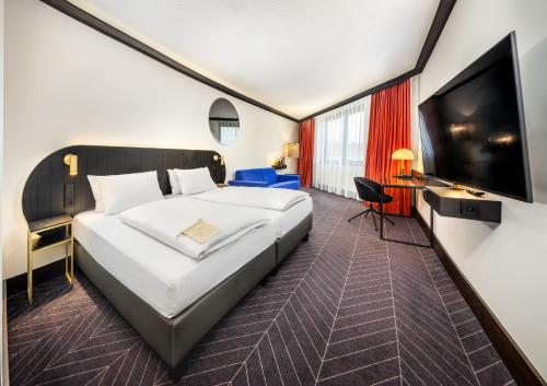 1 queen bed, 1 sofa bed