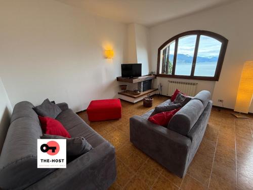 Between greenery and the lake, a villa in Stresa