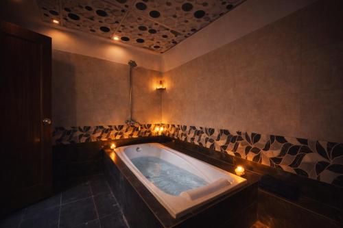 Luxury Farmhouse Just 1 km away from Airport - image 5