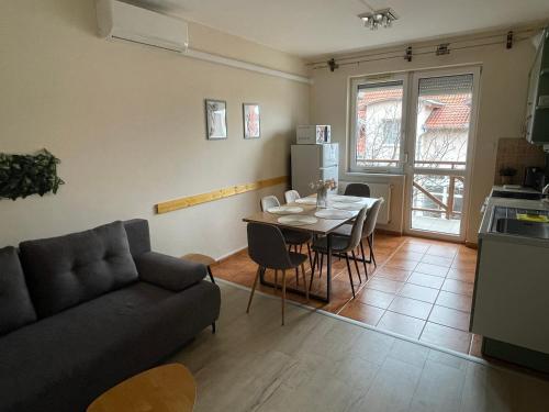 Zoli Apartmanok-Zoli Kölcsey 34-36 - image 2