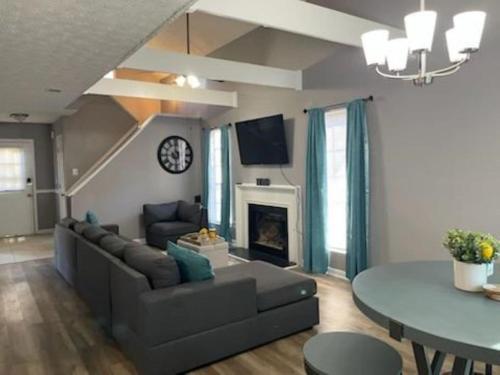 Stone Mountain Home, SmartTV All Rooms, Pool Table in 石山