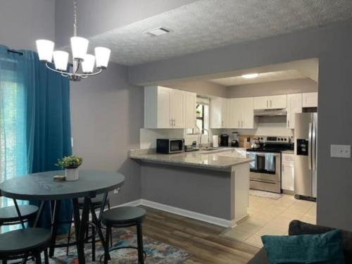 Stone Mountain Home, SmartTV All Rooms, Pool Table in 石山