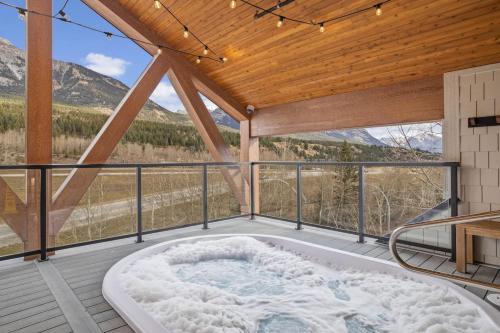 Kolam air panas, 4BR Getaway w MTN View Balcony Near DT and Banff in Canmore (AB)