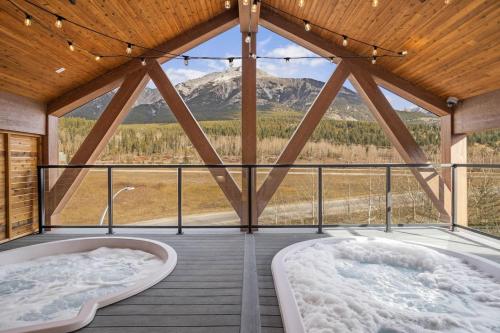 Kolam air panas, 4BR Getaway w MTN View Balcony Near DT and Banff in Canmore (AB)