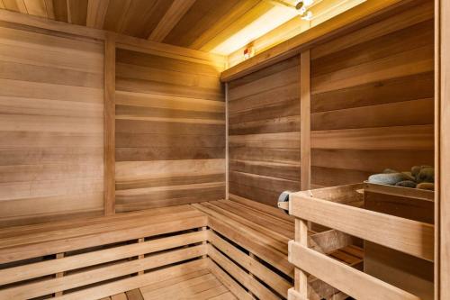 Sauna, 4BR Getaway w MTN View Balcony Near DT and Banff in Canmore (AB)