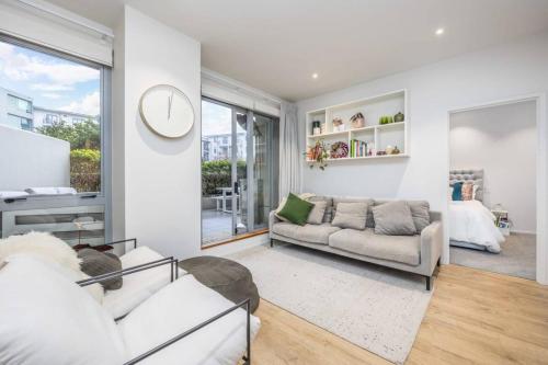 Stunning Viaduct 1 Bed Parking Pool Gym - image 3