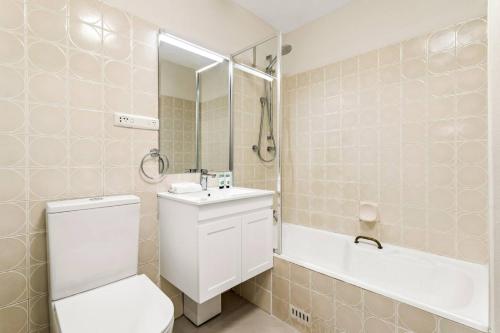Stylish 1 Bedroom in Sydney CBD with Rooftop Pool - image 6