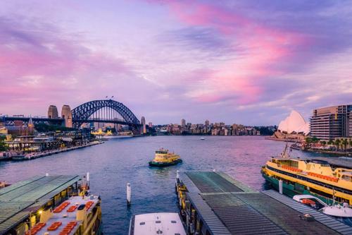 Bright and Spacious Home Near to Sydney CBD - image 3