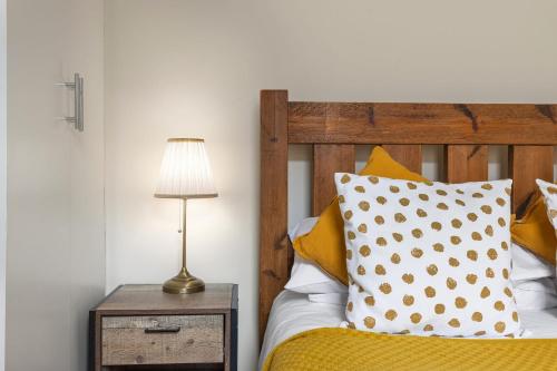 Park Crescent - Quaint Victorian Home With Free Parking
