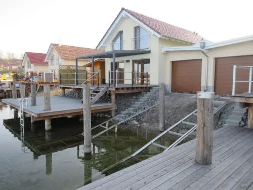 Holiday Home Seehaus Arielle mit Wassergrundstück by Interhome in Mücheln, Deutschland