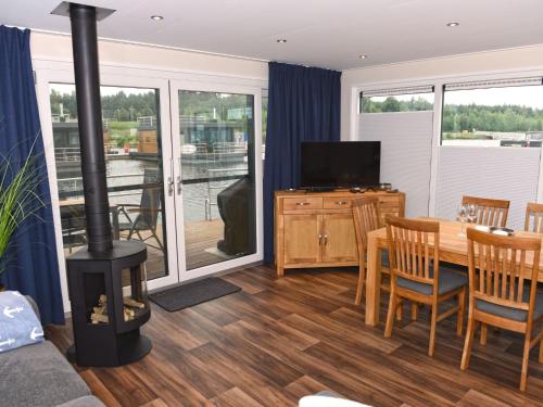 Apartment Hausboot Dolce Vita am Bärwaldersee by Interhome (Apartment Hausboot Dolce Vita am Barwaldersee by Interhome) in Grossdubrau