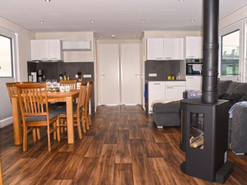 Apartment Hausboot Dolce Vita am Bärwaldersee by Interhome (Apartment Hausboot Dolce Vita am Barwaldersee by Interhome) in Grossdubrau