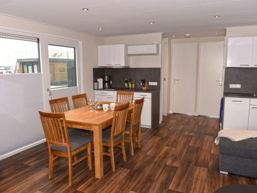 Apartment Hausboot Dolce Vita am Bärwaldersee by Interhome (Apartment Hausboot Dolce Vita am Barwaldersee by Interhome) in Grossdubrau