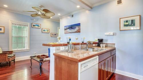 Paradise Place by AvantStay Key West Old Town Condo w Shared Pool in Key West, USA