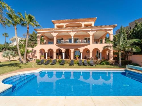 Holiday Home Luxuriöse Villa mit beheiztem Pool und Whirlpool by Interhome