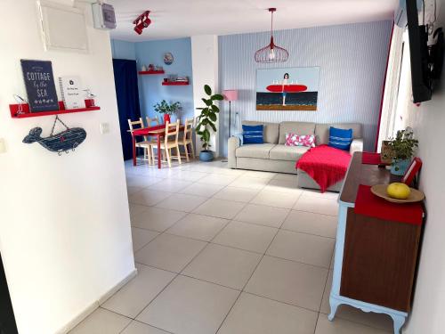 Sterling stay - stylish apartment on the seaside with a cozy garden in ナハリヤ