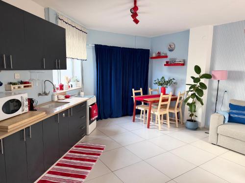 Sterling stay - stylish apartment on the seaside with a cozy garden in ナハリヤ