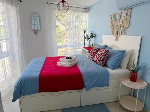 Sterling stay - stylish apartment on the seaside with a cozy garden in ナハリヤ