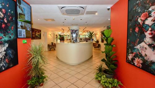 大堂, Sure Hotel by Best Western Gemenos en Provence in 熱芒奧