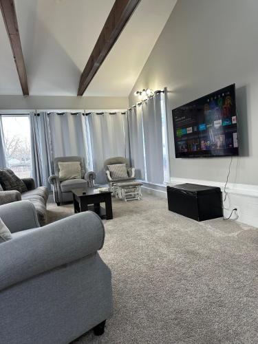 Shared lounge/TV area, Ottawa Family Nest in Ottawa (IL)