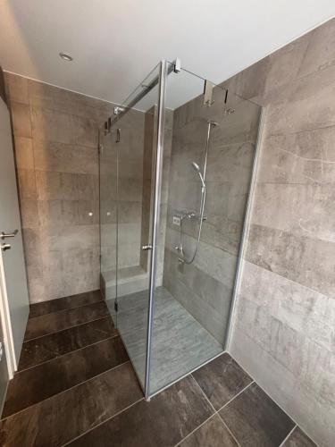 Fürdőszoba, Moderne Ferienwohnung in Jettingen-Scheppach