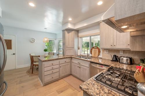 設施, Newly remodeled home w pool & private back yard in 千橡