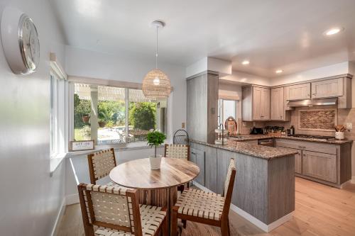 廚房, Newly remodeled home w pool & private back yard in 千橡