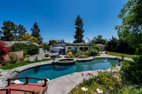 外部景觀, Newly remodeled home w pool & private back yard in 千橡