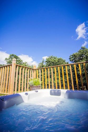Riverside Hideaway for Two Hot Tub River Lochay in 基林