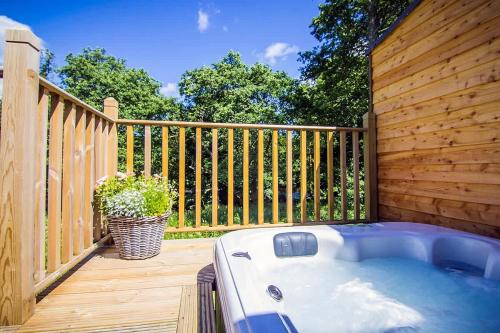 Riverside Hideaway for Two Hot Tub River Lochay in 基林