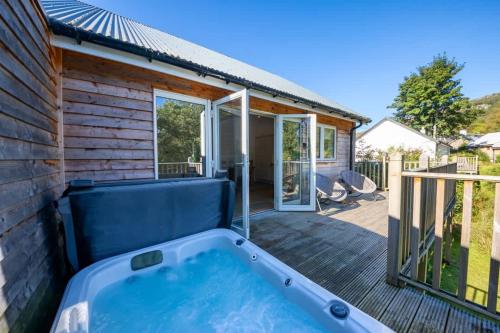 Riverside Hideaway for Two Hot Tub River Lochay in 基林