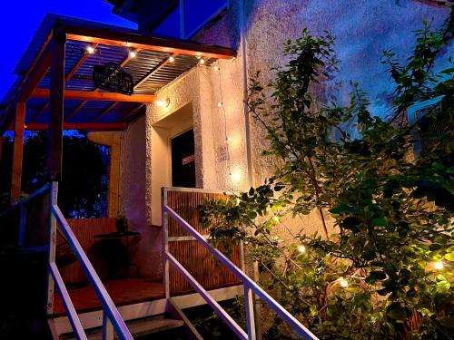 Sterling stay - stylish apartment on the seaside with a cozy garden in ナハリヤ