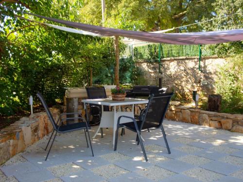 Apartment Eti and Mia mit Pool by Interhome in Muntic