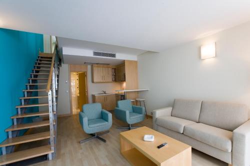 Family Room (2 Adults + 2 Children) image 3