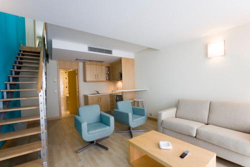 Family Room (2 Adults + 2 Children) image 4